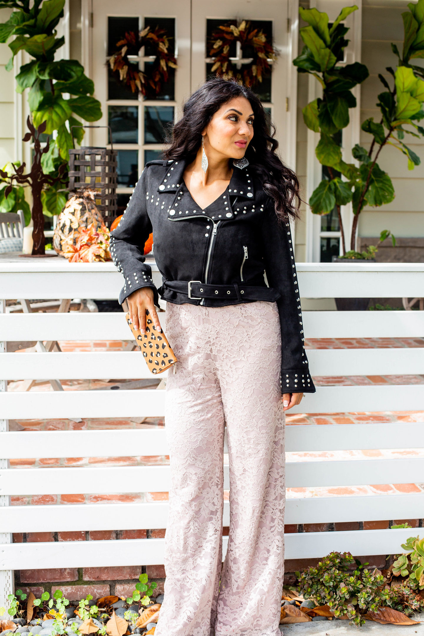 Who else loves a good moto jacket? Orange County Blogger Debbie Savage is sharing her favorite way to style a moto jacket + some weekly faves here! 