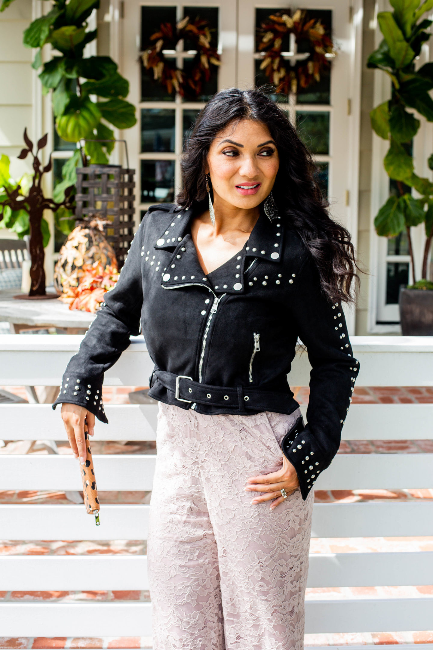 Who else loves a good moto jacket? Orange County Blogger Debbie Savage is sharing her favorite way to style a moto jacket + some weekly faves here! 