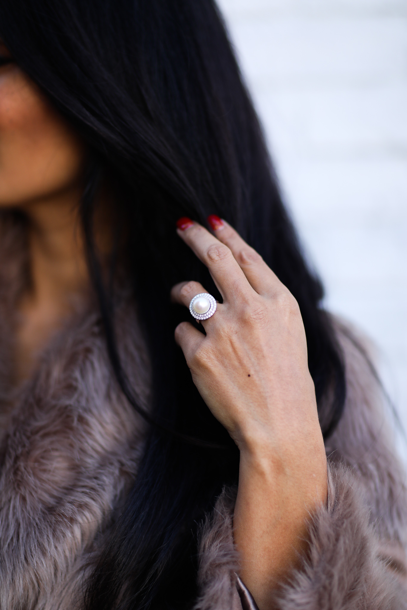 Give the gift of dazzle this holiday season with a custom ring from Angara.com. Keep reading to see why Orange County Blogger Debbie Savage is loving her custom ring and why its the perfect gift this holiday season. 