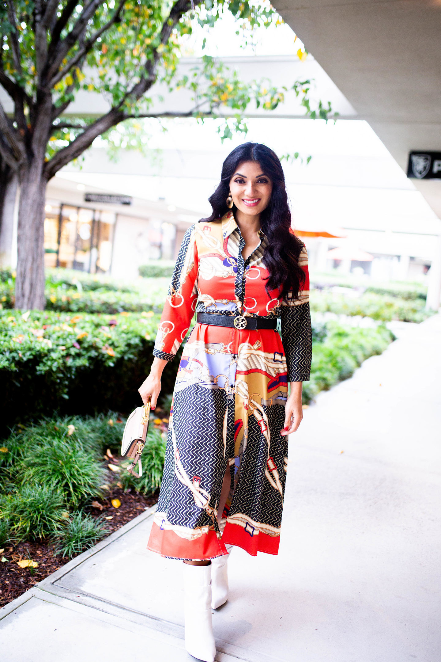 Bookmark this post ASAP if you have been looking to try scarf prints. See why Orange County Blogger Debbie Savage thinks scarf prints is a trend to try ASAP! 