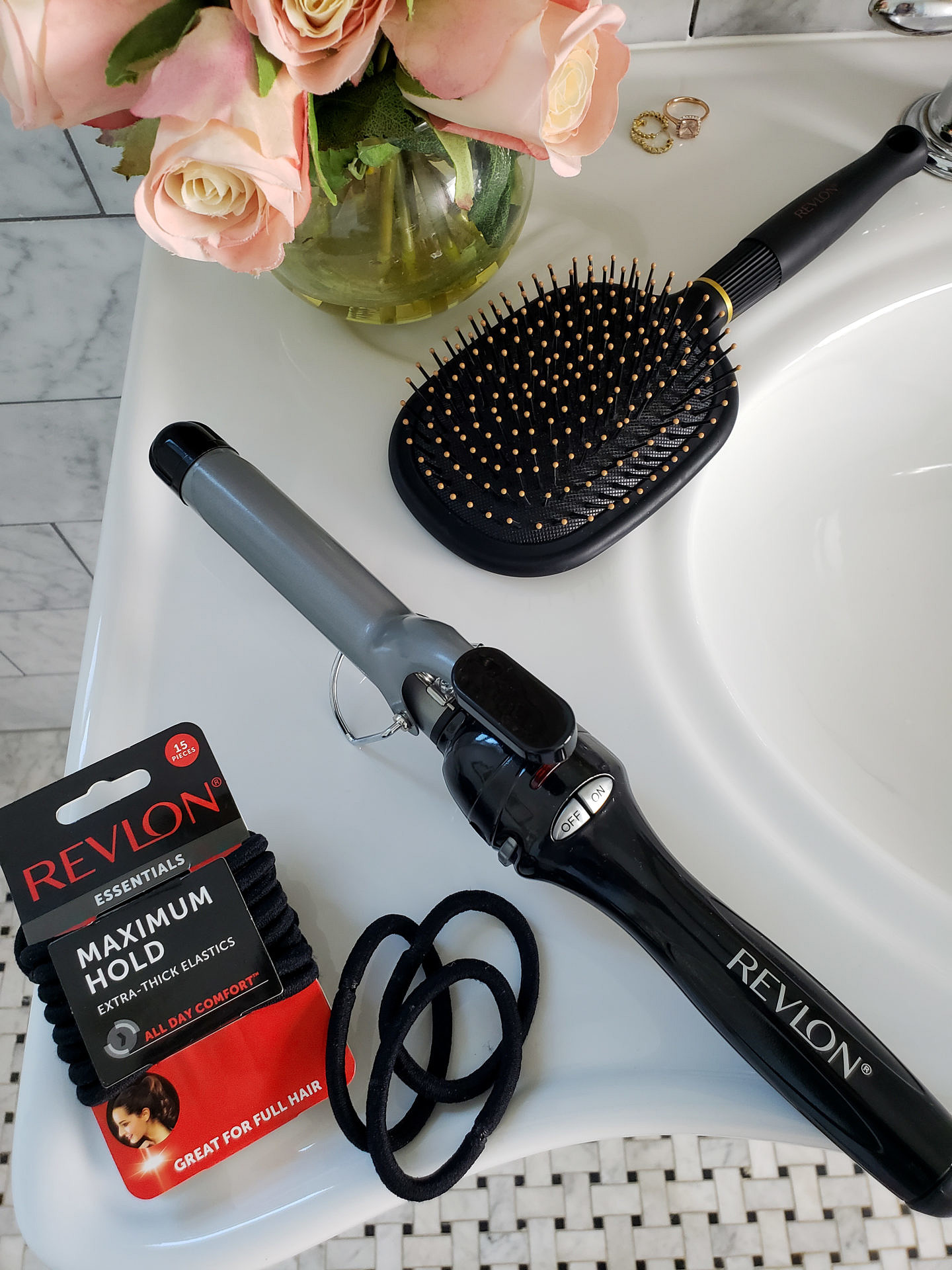 Bookmark this post ASAP if you are curious how to get the perfect curls at home. Orange County Blogger Debbie Savage is sharing her top tips to achieving those perfect curls in the luxury of your own home. 