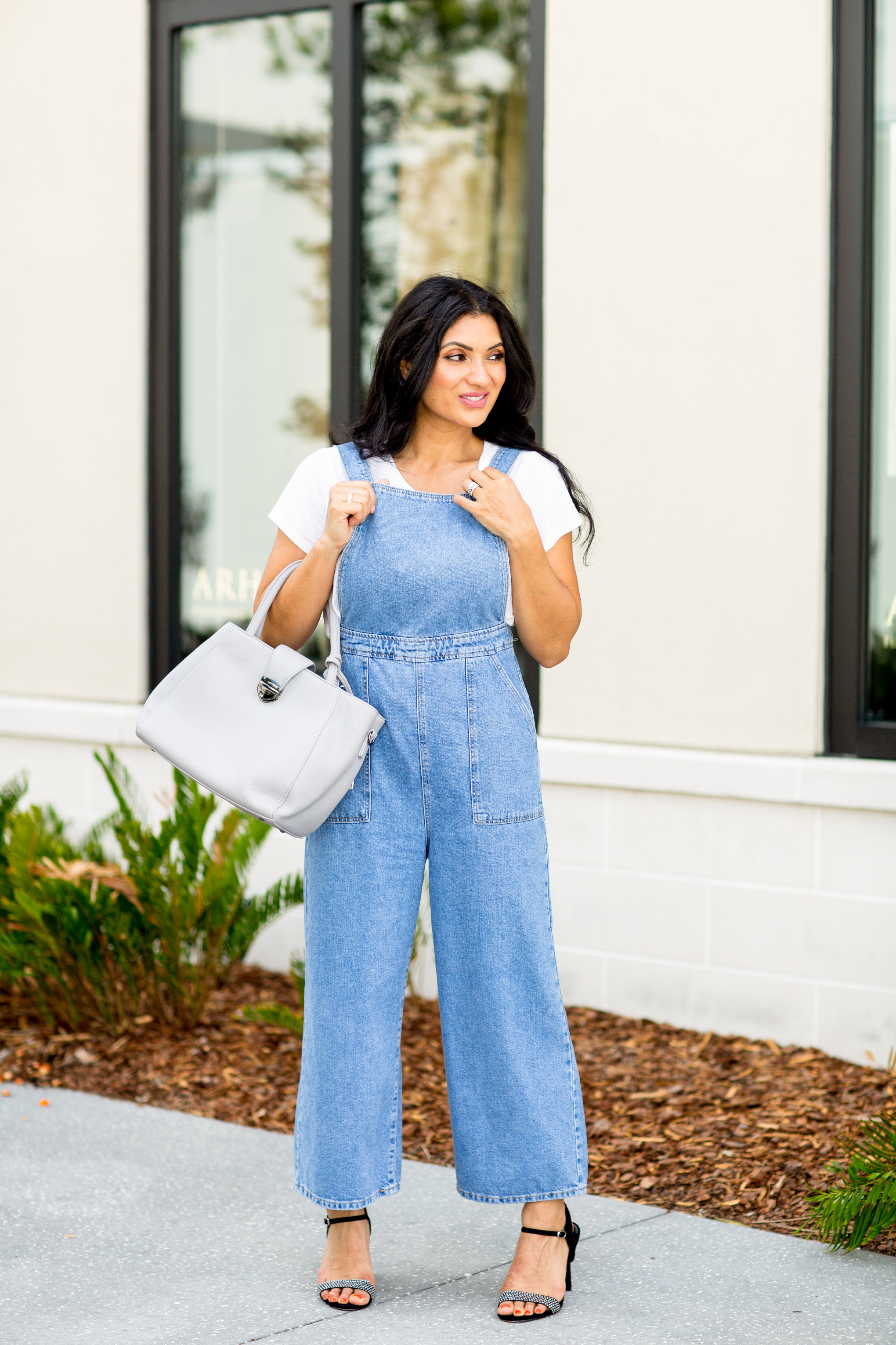 Overalls for summer? Trust me you NEED to try them. Orange County Blogger Debbie Savage is sharing why you need overalls for summer and how to style them here! Click here to see more!