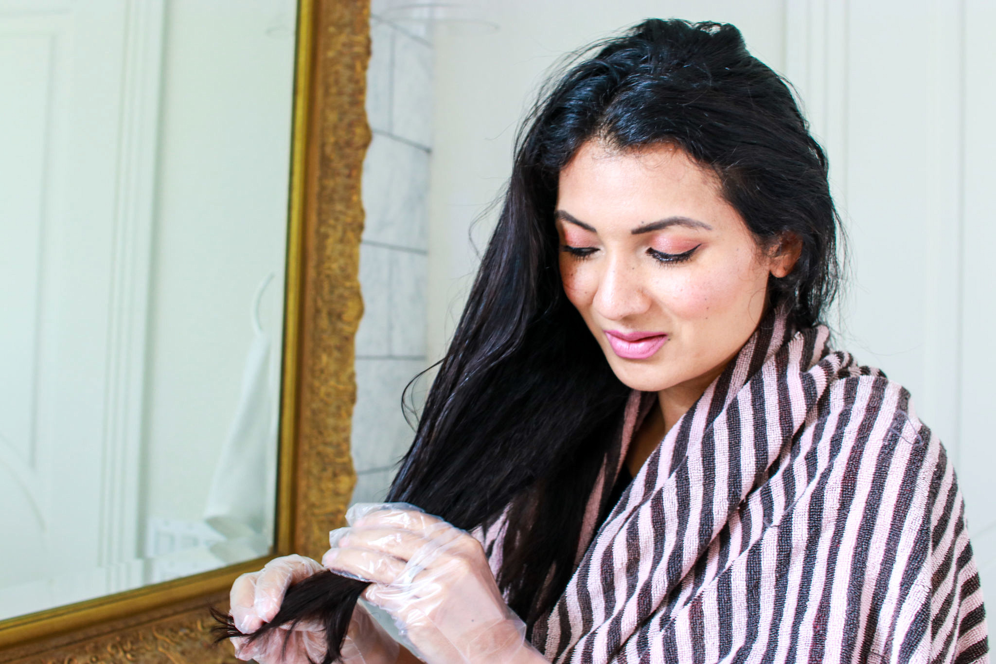 Curious how to color textured hair at home? Orange County Blogger Debbie Savage is sharing her top tops on how to color textured hair at home here! 