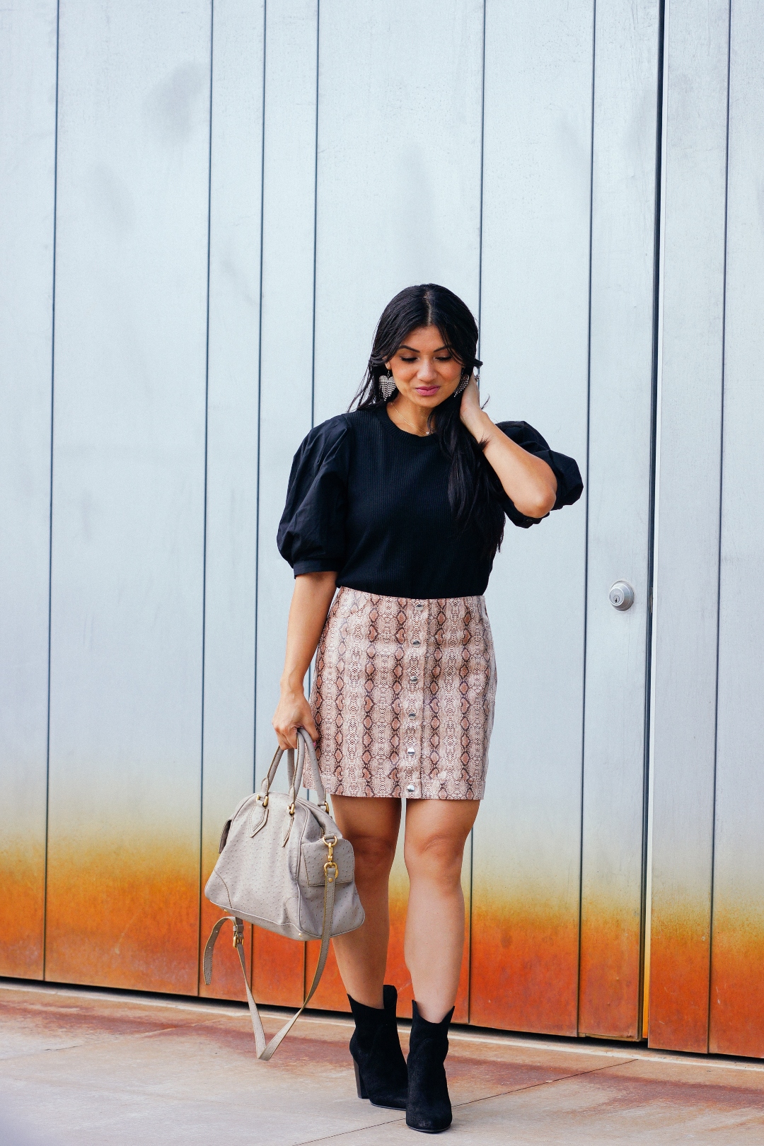 Curious about the snake print trend? Orange County Blogger Debbie Savage is sharing how to style the snake print trend effortlessly. See how here! 