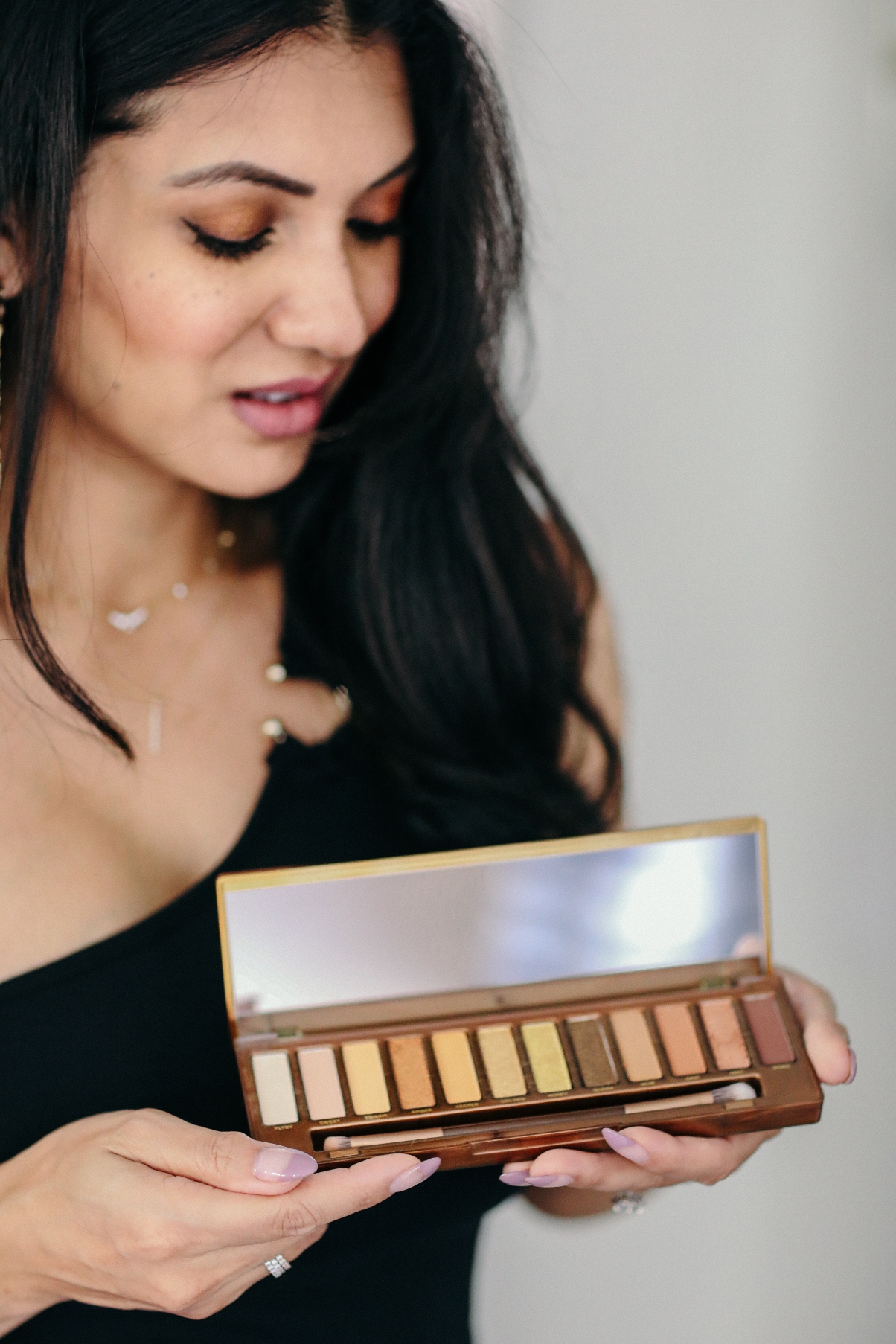 Curious what eyeshadow palette you need for fall? Orange County Blogger Debbie Savage is sharing the only eyeshadow palette you need for fall here!